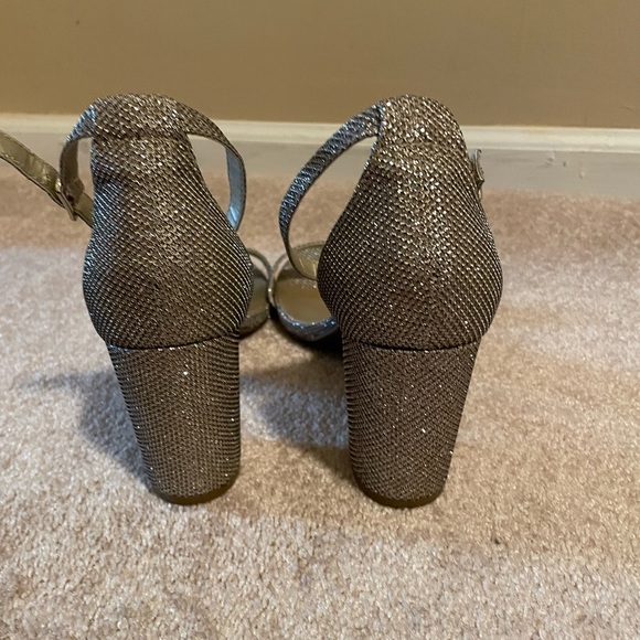 Bandolino Size 8.5 Gold Block Heels - Picture 3 of 4